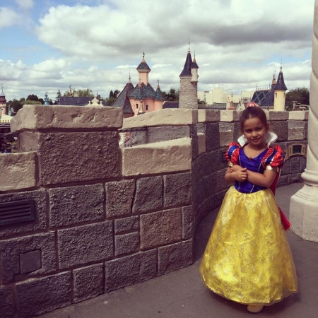 Ксения Бородина отдохнула с дочкой в Диснейленде (фото)