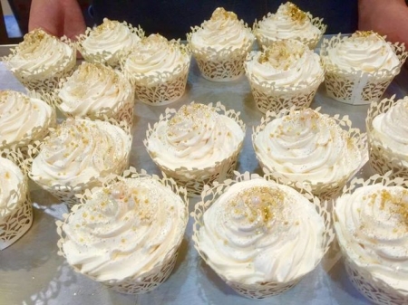 Необычная свадьба в Одессе: ведра мидий для прохожих и торт от невесты (фото)