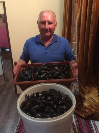 Необычная свадьба в Одессе: ведра мидий для прохожих и торт от невесты (фото)