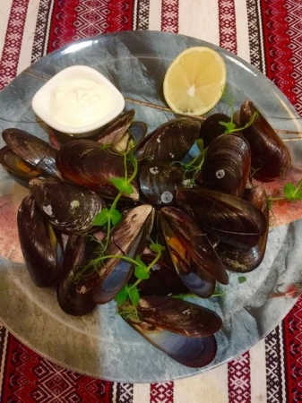 Необычная свадьба в Одессе: ведра мидий для прохожих и торт от невесты (фото)