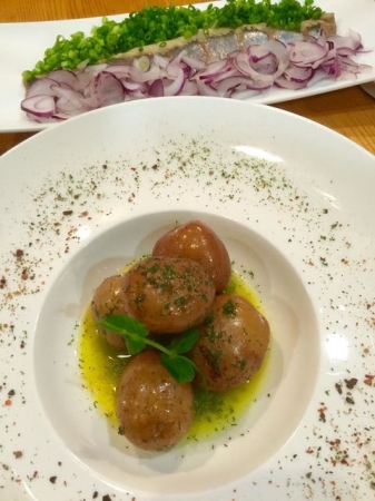 Необычная свадьба в Одессе: ведра мидий для прохожих и торт от невесты (фото)