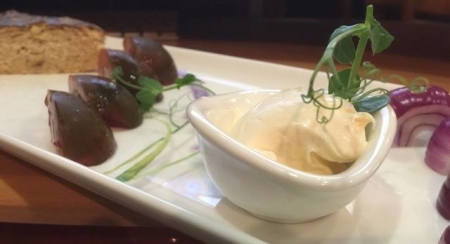 Необычная свадьба в Одессе: ведра мидий для прохожих и торт от невесты (фото)