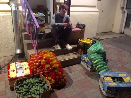 Необычная свадьба в Одессе: ведра мидий для прохожих и торт от невесты (фото)