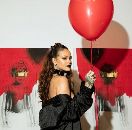 Эпатажная Рианна "ослепла" (фото)