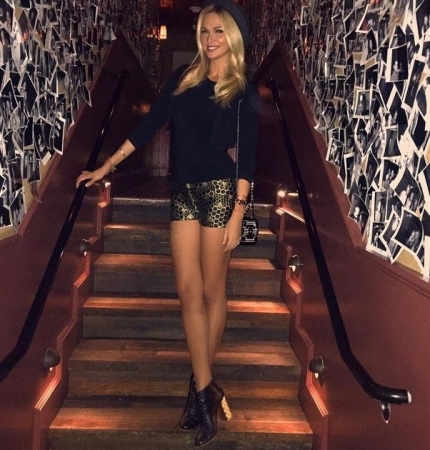 Фотомодель Виктория Лопырева похвасталась длинными ножками в бикини (фото)