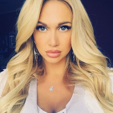 Фотомодель Виктория Лопырева похвасталась длинными ножками в бикини (фото)