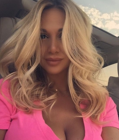 Фотомодель Виктория Лопырева похвасталась длинными ножками в бикини (фото)