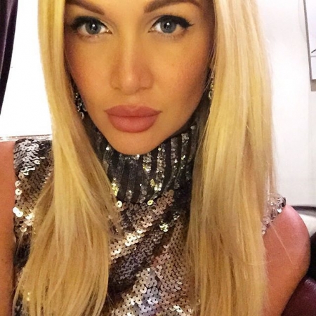 Фотомодель Виктория Лопырева похвасталась длинными ножками в бикини (фото)