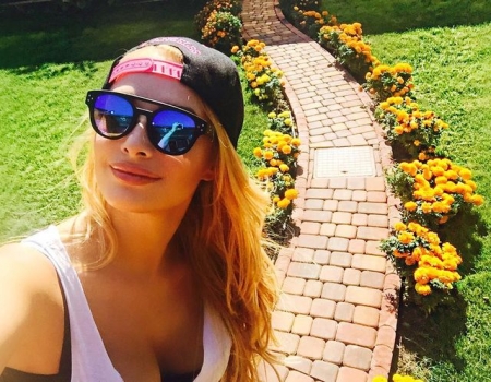 Экс-солистка "ВИА Гры" порадовала поклонников откровенным декольте (фото)