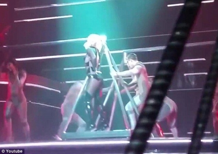 У Бритни Спирс разошлась молния прямо во время выступления (фото)