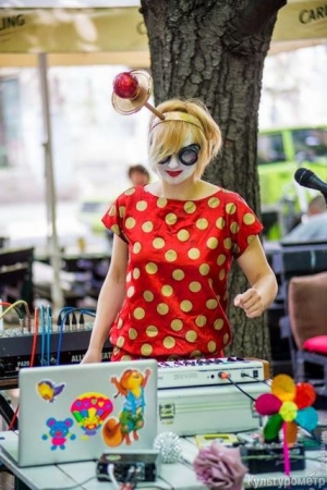 Музыканты из "КАКАХи" обмазывают мукой и поют о макаронах (фото,видео)