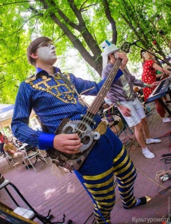 Музыканты из "КАКАХи" обмазывают мукой и поют о макаронах (фото,видео)