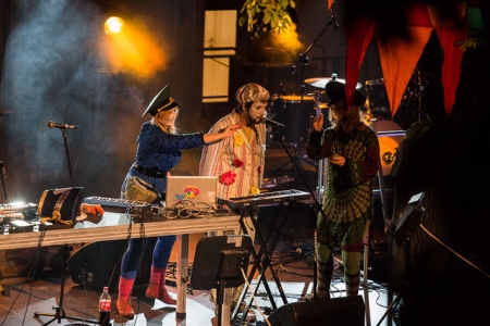 Музыканты из "КАКАХи" обмазывают мукой и поют о макаронах (фото,видео)