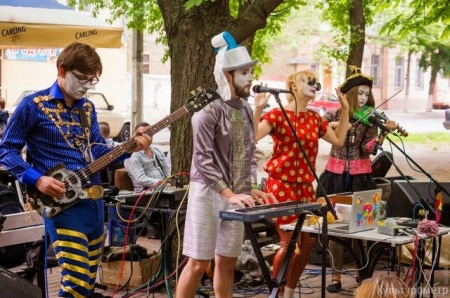 Музыканты из "КАКАХи" обмазывают мукой и поют о макаронах (фото,видео)