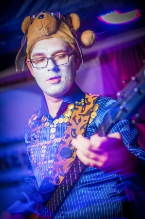 Музыканты из "КАКАХи" обмазывают мукой и поют о макаронах (фото,видео)