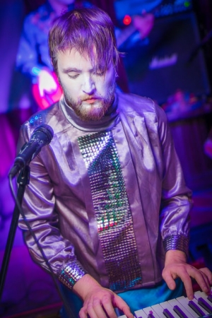 Музыканты из "КАКАХи" обмазывают мукой и поют о макаронах (фото,видео)