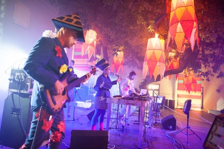 Музыканты из "КАКАХи" обмазывают мукой и поют о макаронах (фото,видео)