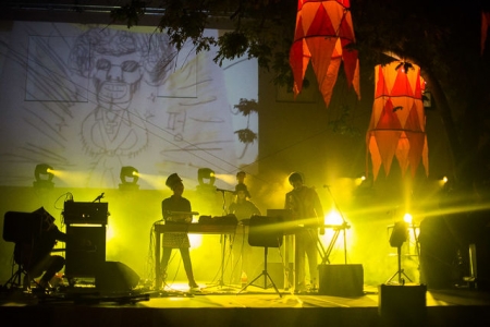 Музыканты из "КАКАХи" обмазывают мукой и поют о макаронах (фото,видео)