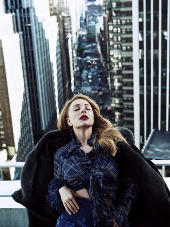 Тина Кароль в роскошных нарядах позировала на крыше в Нью-Йорке (фото)