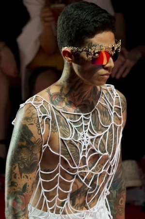 Показ мод в Бразилии: собаки на подиуме и мужчины в колготках (фото)