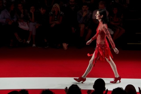 Показ мод в Бразилии: собаки на подиуме и мужчины в колготках (фото)