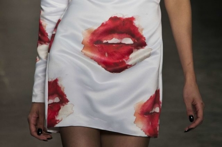 Показ мод в Бразилии: собаки на подиуме и мужчины в колготках (фото)