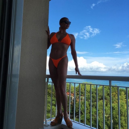 Волочкова позирует на шпагате, с котом и деревянными фалосами (фото)