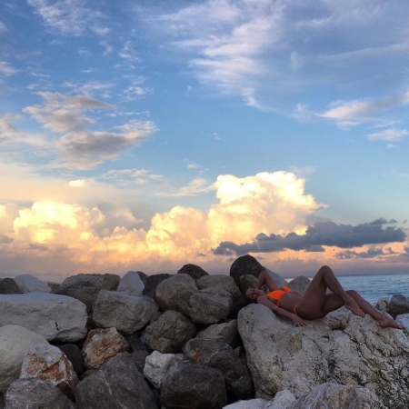 Волочкова позирует на шпагате, с котом и деревянными фалосами (фото)