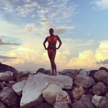 Волочкова позирует на шпагате, с котом и деревянными фалосами (фото)