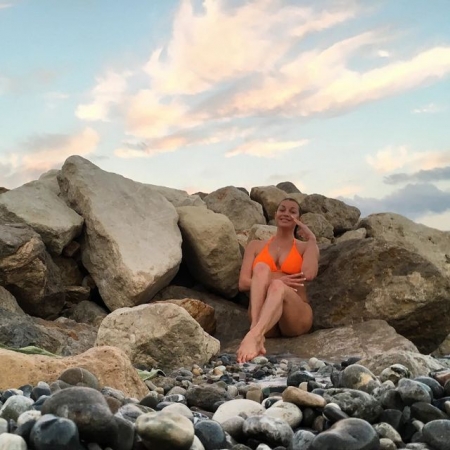 Волочкова позирует на шпагате, с котом и деревянными фалосами (фото)