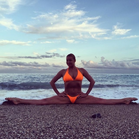 Волочкова позирует на шпагате, с котом и деревянными фалосами (фото)