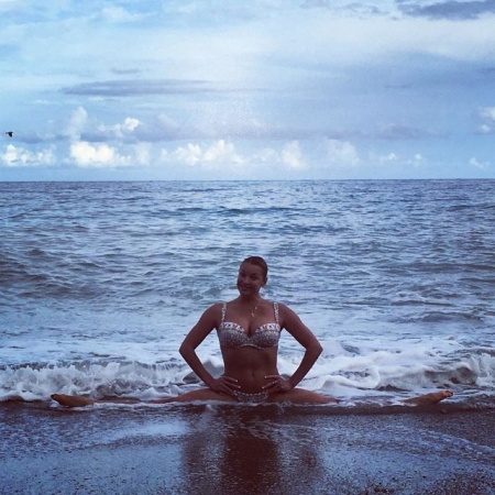 Волочкова позирует на шпагате, с котом и деревянными фалосами (фото)