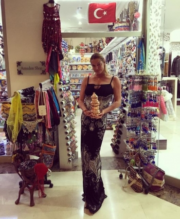 Волочкова позирует на шпагате, с котом и деревянными фалосами (фото)