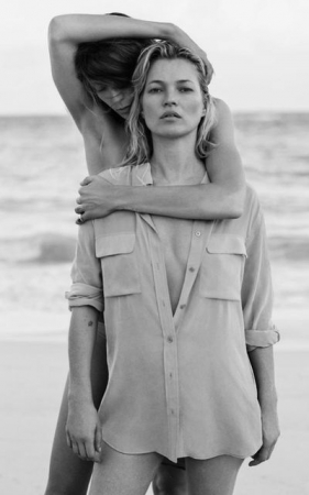 Кейт Мосс позировала без нижнего белья в объятиях топ-модели украинского происхождения (фото) (фото)