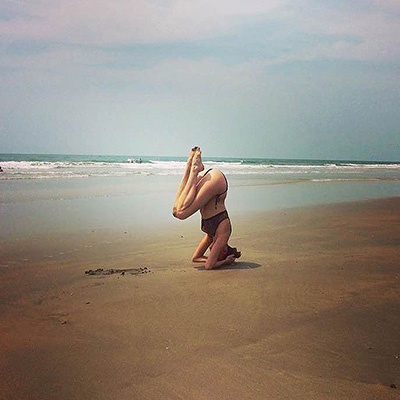 Актриса Любовь Толкалина в бикини удивила стойкой на голове на пляже (фото)