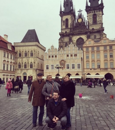 Анна Семенович с братом и родителями уехала в Прагу (фото)
