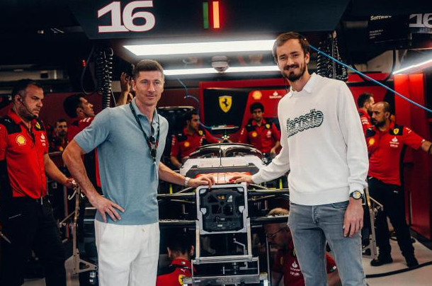 Да как ты смел?! Легенду польского футбола затравили за фото с Даней Медведевым - «Формула-1»
